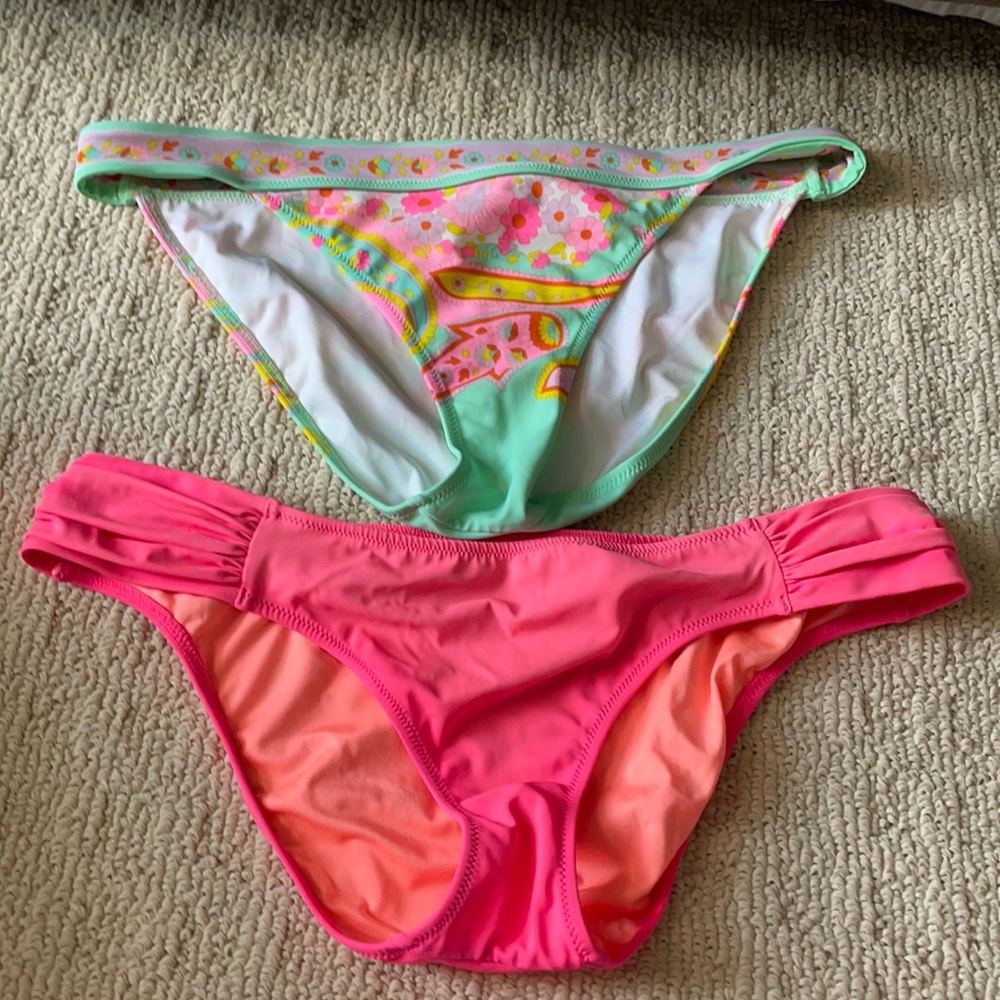 2 Vs bikini bottoms